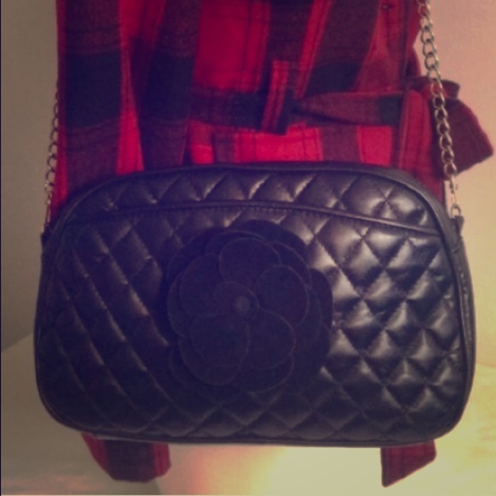Genuine leather quilted bag with velvety flower.